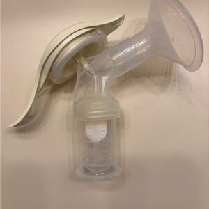 Madela manual pump and accessories